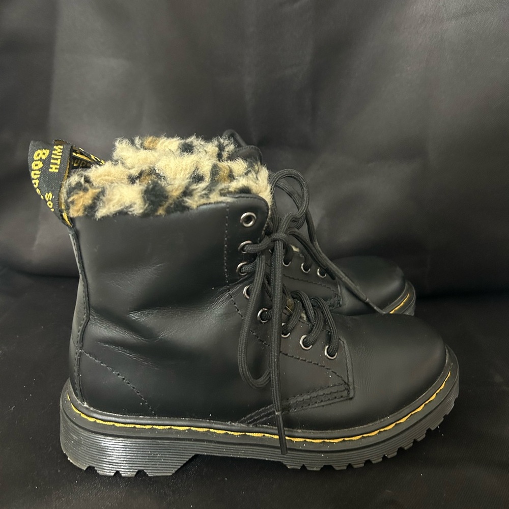 Dr. Martens Faux Fur Lined Boots Black Leather Leopard Lining – Youth 13 / US 1
